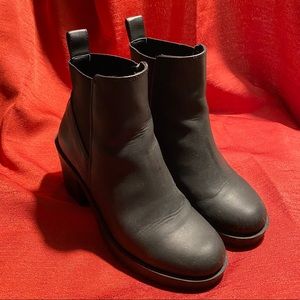 Black Boots Waterproof DIVIDED Size 6